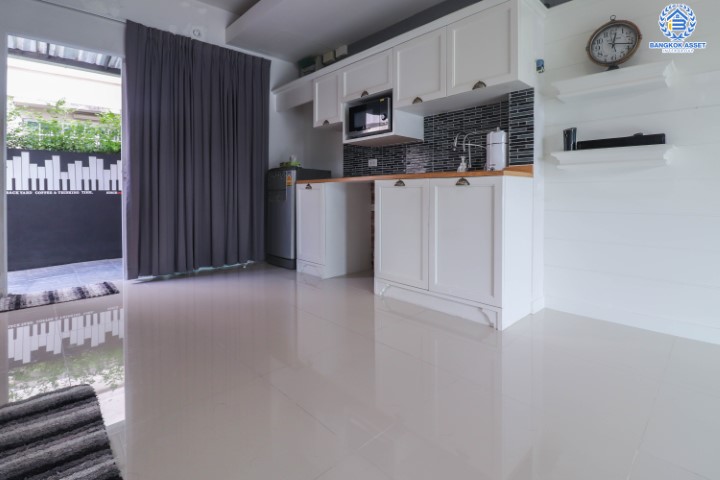 *****ทาวน์เฮ้าส์มือสองย่านนนทบุรี ม.อินดี้ บางใหญ่ คุณภาพระดับแบรนด์ L&H บนเนื้อที่ 18.1 ตร.ว. ฟังก์ชัน 2 ห้องนอน 3 ห้องน้ำ 1 ที่จอดรถ ตกแต่งสไตล์โมเดิร์น เพียง 700 ม.ก็ถึงถ.กาญจนาฯ ใกล้เซ็นทรัลเวสต์เกต และรถไฟฟ้าสายสีม่วง "สถานีตลาดบางใหญ่"